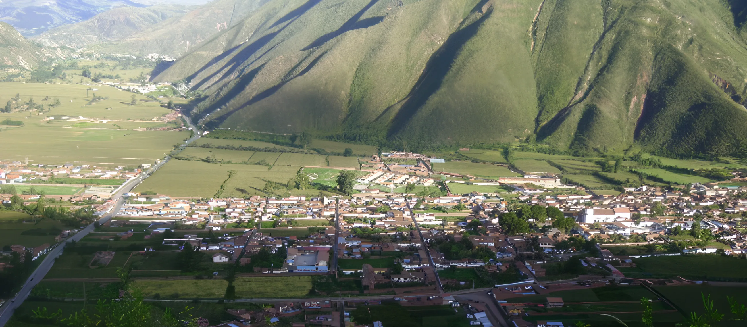El valle de Andahuaylillas visto desde el cerro, con el pueblo entre las chacras.